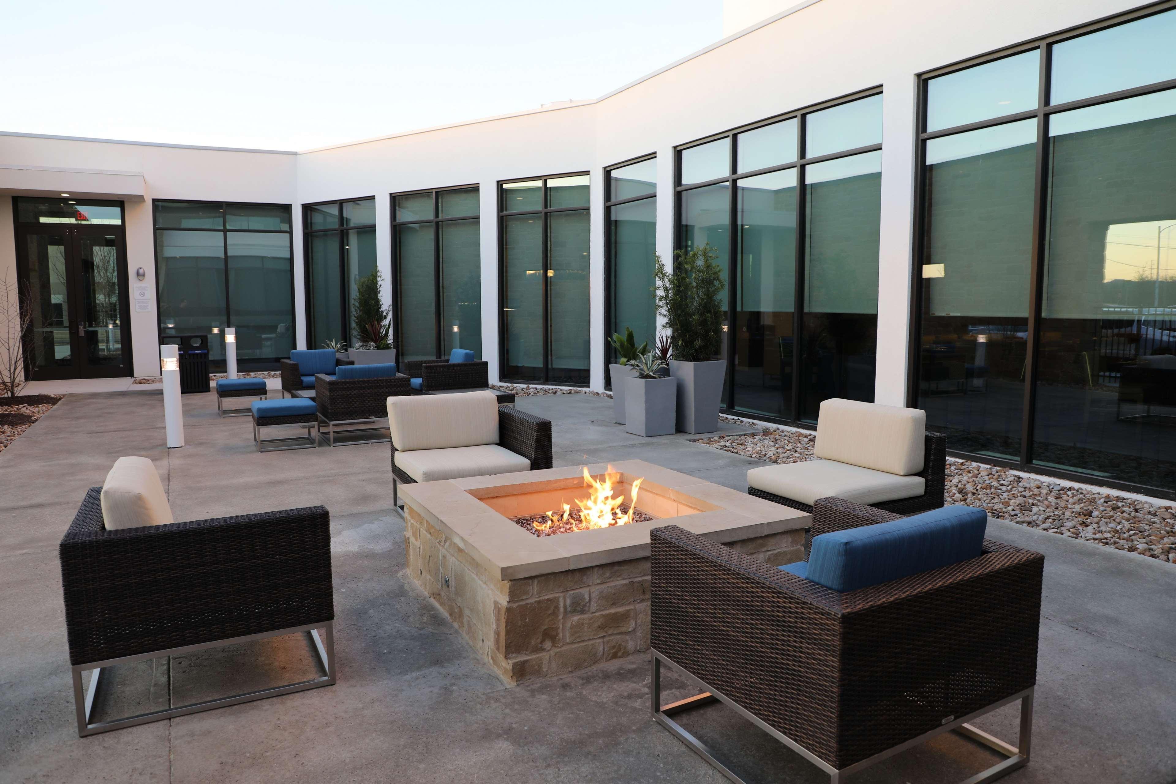 Hilton Garden Inn Austin Airport Exterior photo